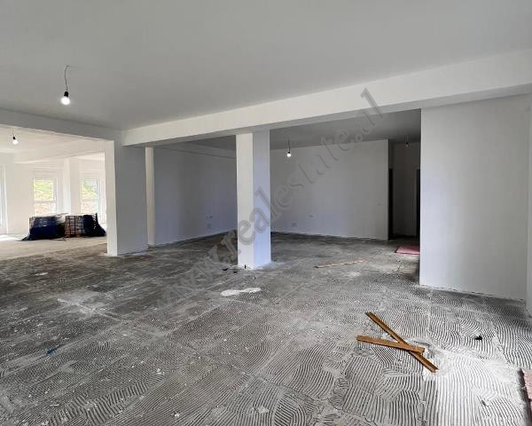 Ambient tregtar me qira ne rrugen Pasho Hysa, ne Rezidencen Kaimi, Tirane.
Ofrohet per qira nje amb